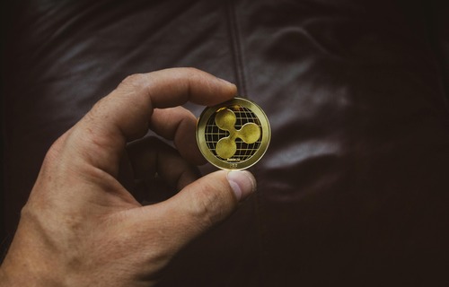Crypto trader analyzing Aptos exchange rates on a laptop